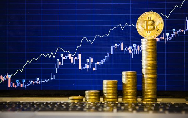 Курс биткоина превысил $17 тысяч впервые с января 2018 года
