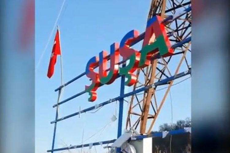 У въезда в Шушу установлена надпись «ŞUŞA» - ВИДЕО