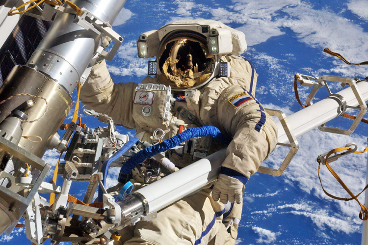 Космонавты установили заплатку на трещину в МКС