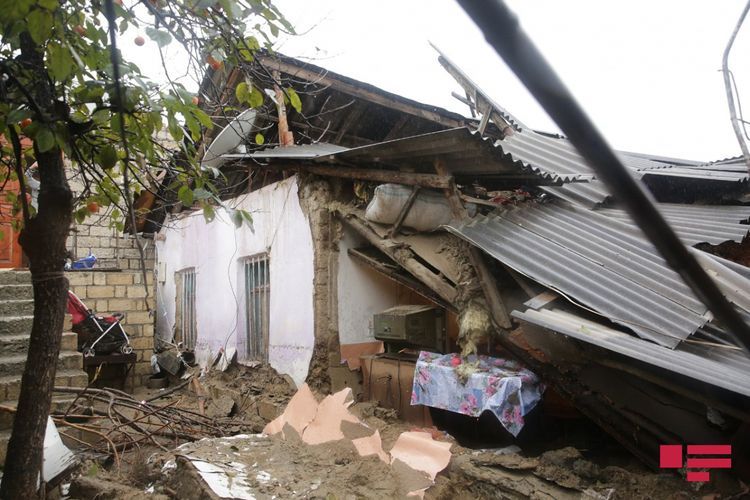 В результате ливней в Хачмазе обрушились 20 домов и мосты - ФОТО