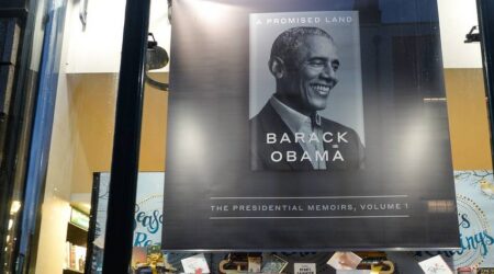 Книга Обамы установила рекорды в первый день продаж
