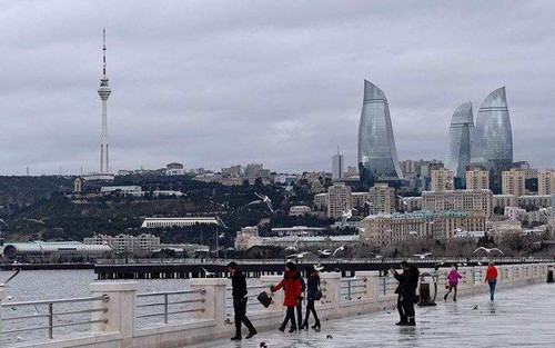 В субботу в Баку переменная облачность и осадки