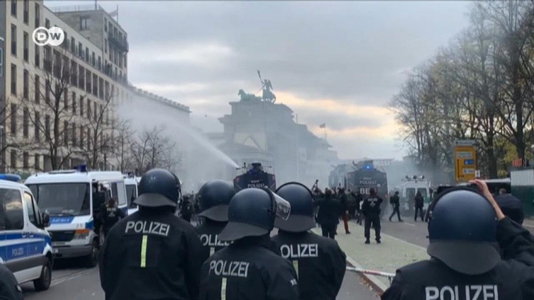 Почти 80 полицейских пострадали 18 ноября в ходе протестов против карантина в Берлине