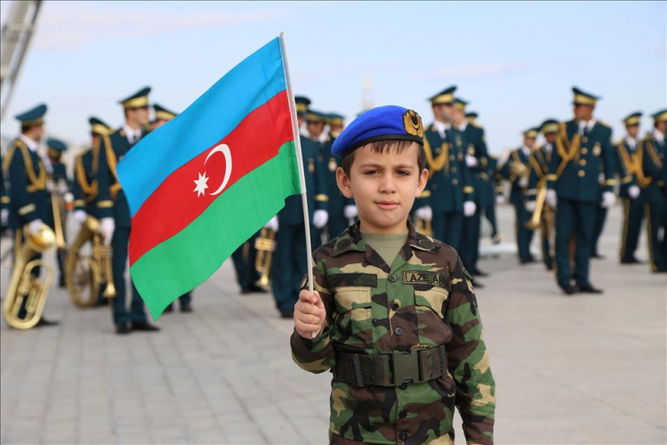 Наши города и селения украсились трёхцветным флагом
