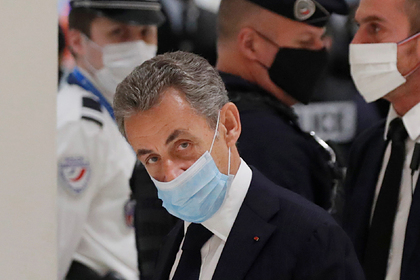 Николя Саркози оказался на скамье подсудимых из-за коррупции
