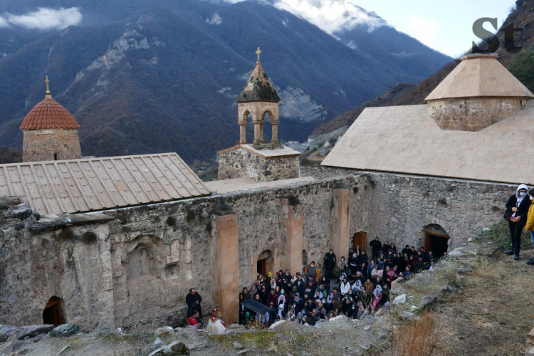 Покидающие Кельбаджар армяне уносят даже надгробия с кладбищ - ФОТО