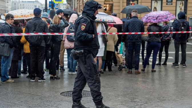 Мужчина захватил в заложники шестерых детей в Петербурге

