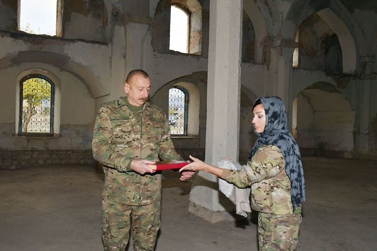 Ильхам Алиев подарил Агдамской мечети привезенный из Мекки Коран - ФОТО