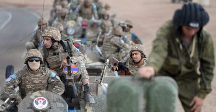 В Армении демобилизованные из армии добровольцы не сдают оружие