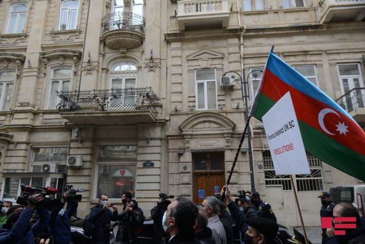 Перед посольством Франции в Азербайджане проходит акция - ФОТО