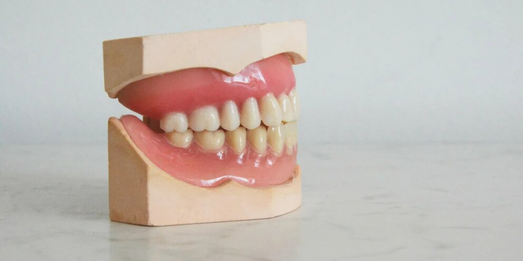 NYT: коронавирус может привести к выпадению зубов