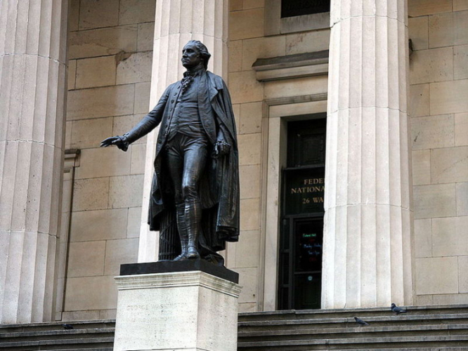 Статую Джорджу Вашингтону снесли в США в День Благодарения
