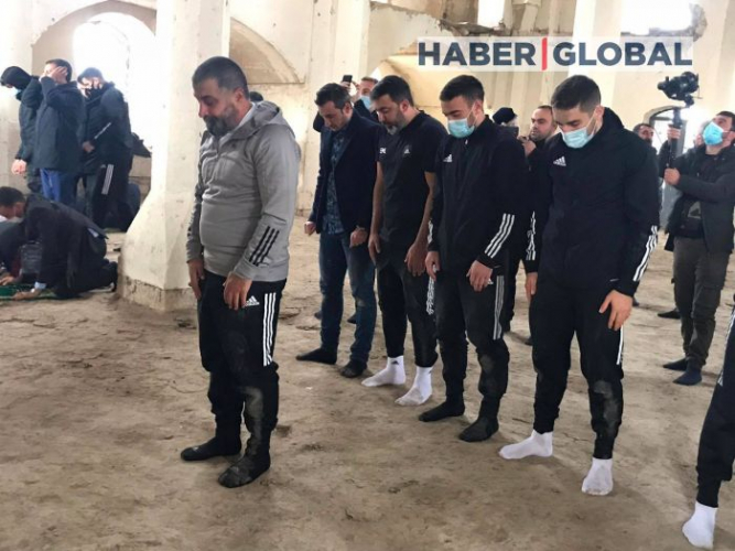 Футболисты "Карабаха" совершили намаз в мечети Агдама
