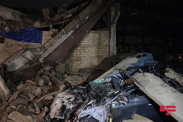 В Хырдалане бетонные плиты с крыши старого завода упали на автомобили - ФОТО