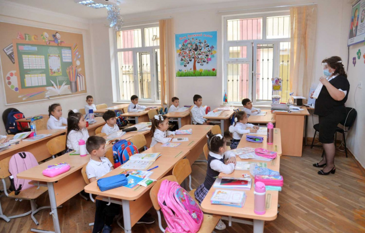 В Азербайджане учителя устраиваются на работу