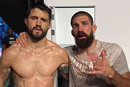 Боец UFC поправил сломанный нос во время поединка
