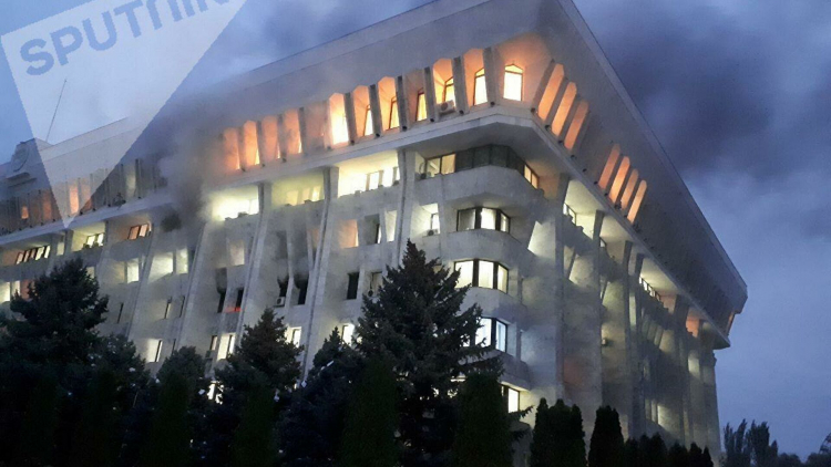 В захваченном протестующими Белом доме в Бишкеке произошел пожар
