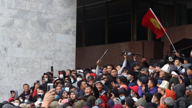 В Бишкеке митингующие требуют импичмента президента