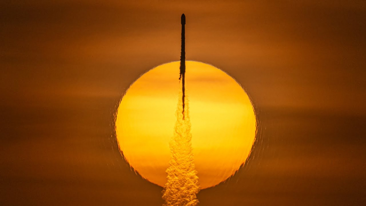 В сети появились удивительные кадры SpaceX на фоне встающего Солнца - ВИДЕО