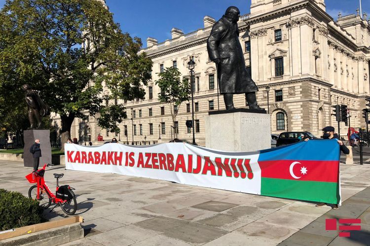 Перед зданием британского парламента установили баннер «Карабах – Азербайджан!» - ФОТО