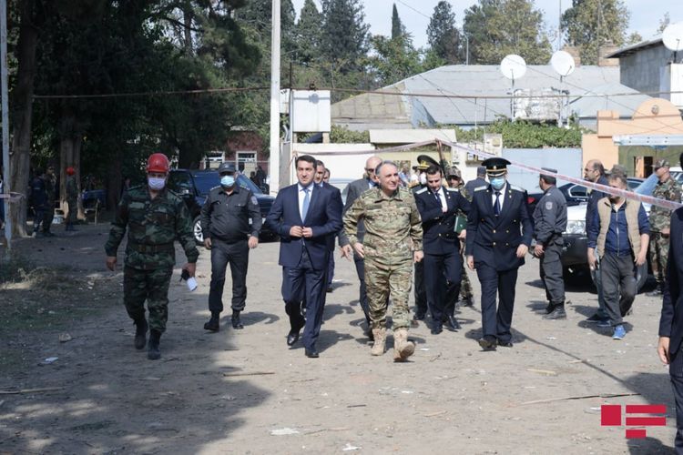 Официальные лица Азербайджана посетили Гянджу в связи с ракетным обстрелом - ФОТО