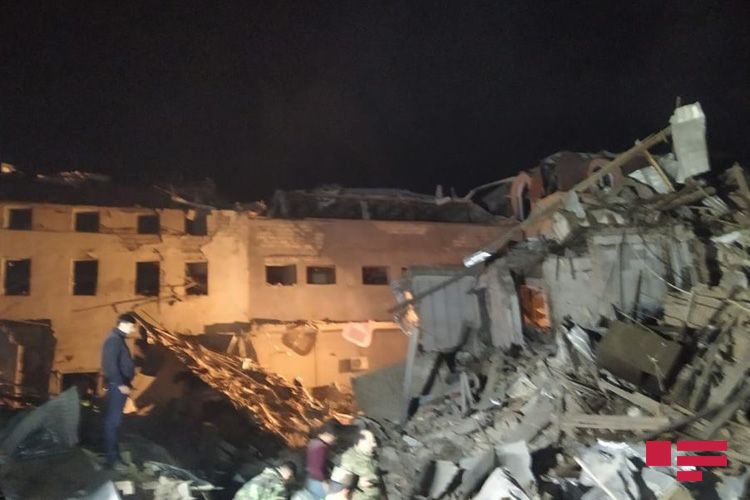 МЧС: 17 пострадавших и 5 тел извлечены в Гяндже из-под завалов дома, разрушенного при ракетном ударе ВС Армении 