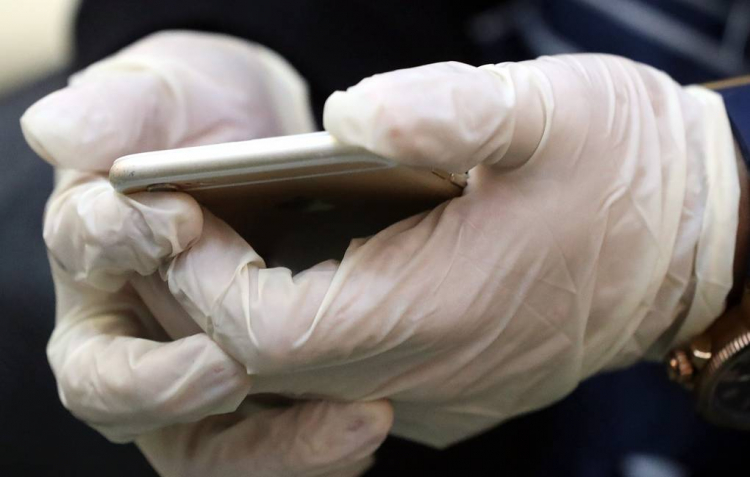 Ученые рассказали, сколько коронавирус «живет» на купюрах и экранах смартфонов