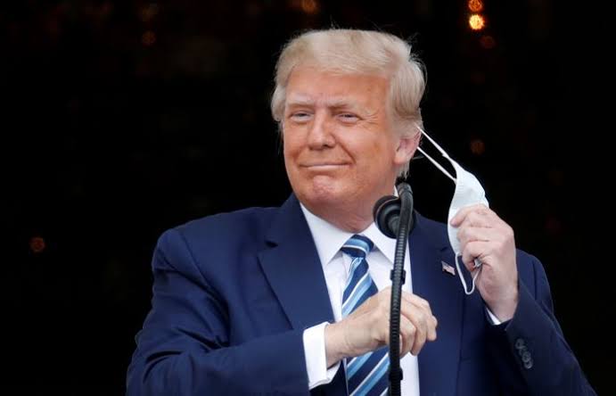 Трамп сообщил, что вылечился и чувствует "защитное сияние" 