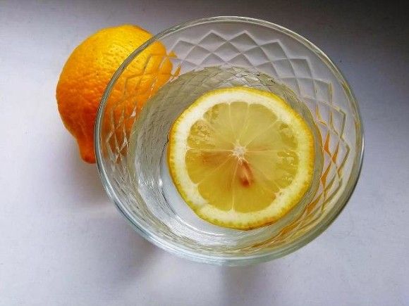 Диетолог рассказала о пользе воды с лимоном