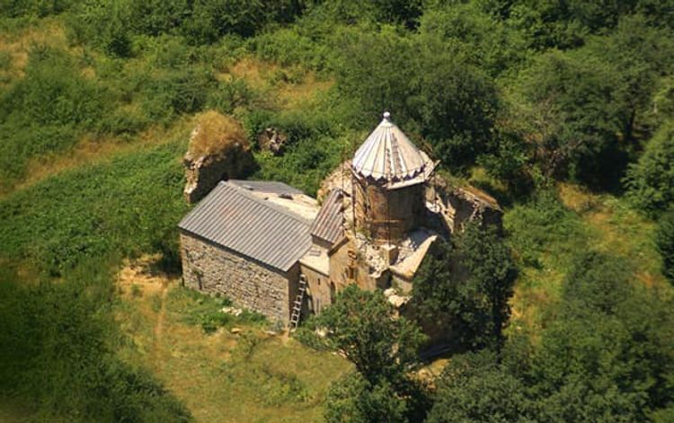 Армянские вандалы осквернили албанскую церковь в Гадруте - ФОТО