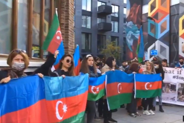 Проживающие в Лондоне азербайджанцы провели акцию протеста перед зданием Amnesty International - ФОТО - ОБНОВЛЕНО