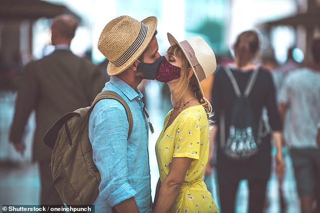 Влюбленную пару оштрафовали на €400 за поцелуй без масок в Италии

