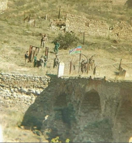 Флаг Азербайджана водружен на древнем Худаферинском мосту