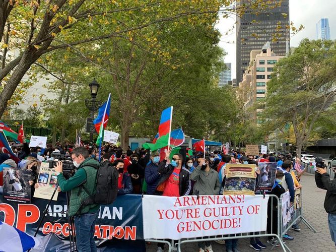 В Нью-Йорке прошла акция протеста против террора в Гяндже - ФОТО