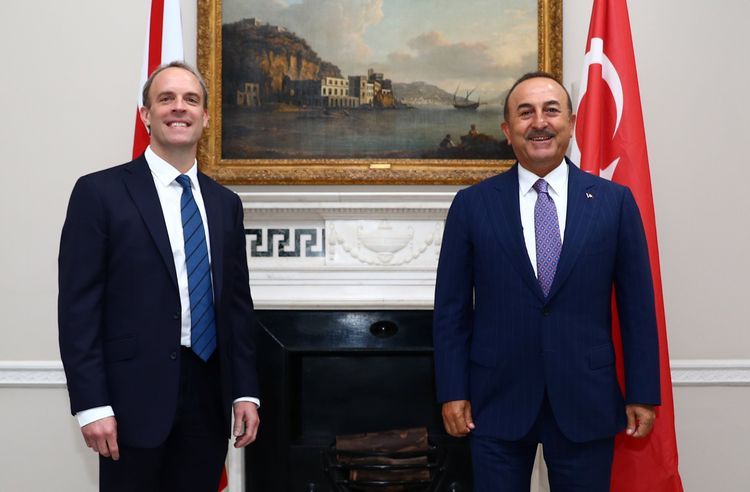 Главы МИД Турции и Британии обсудили нагорно-карабахский конфликт
