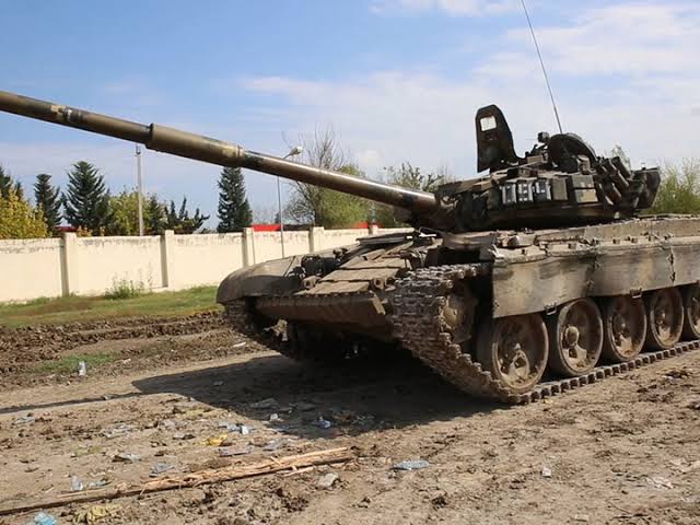 Азербайджанская армия атакует ВС Армении из захваченных вражеских танков 