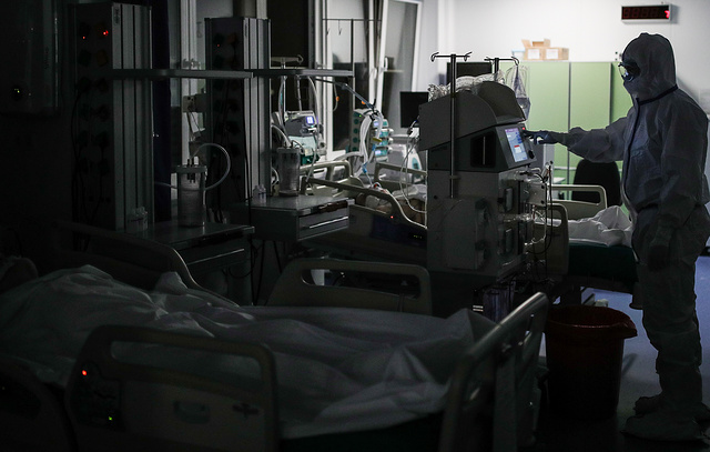 В России зафиксирован рекорд смертей от COVID-19 за сутки