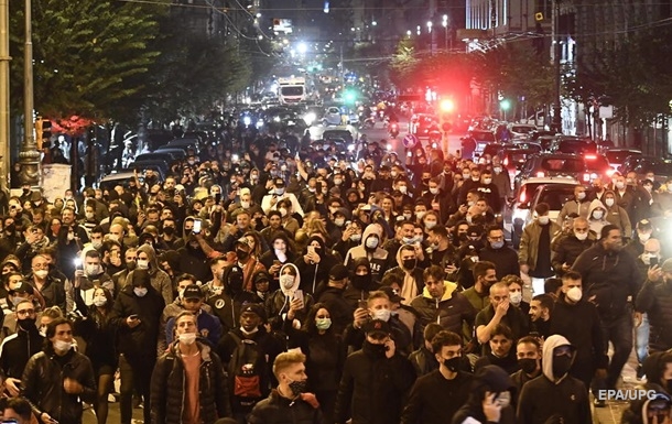 В Неаполе акция протеста против ограничительных мер переросла в столкновения с полицией