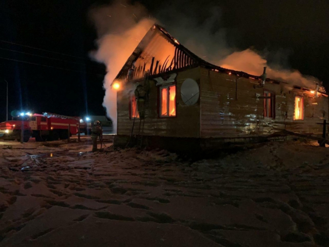В России женщина и четверо детей погибли при пожаре в частном доме