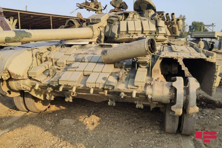 Захваченные армянские танки после ремонта вновь отправляются в бой - ФОТО