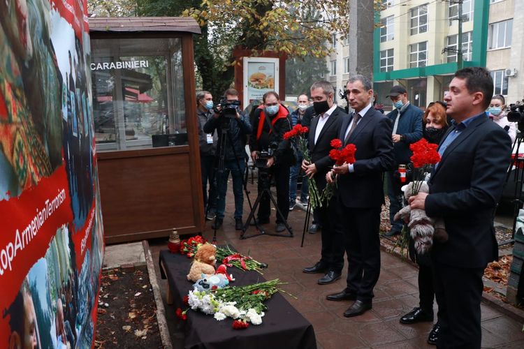 В Молдове почтили память жертв ракетного удара Армении по Гяндже - ФОТО