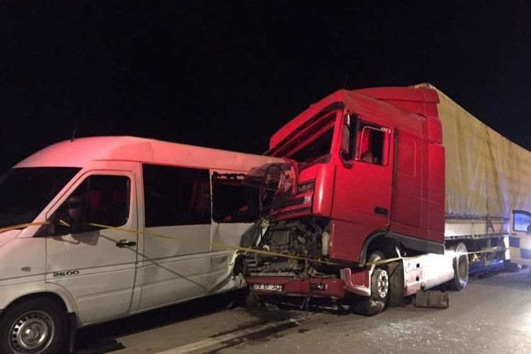 В Грузии столкнулись грузовой автомобиль и микроавтобус, погибли 5 человек