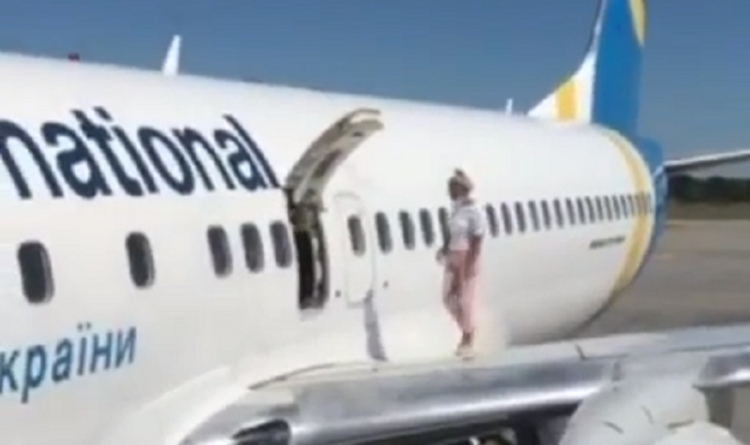 В Украине женщина прогулялась по крылу самолета - ВИДЕО