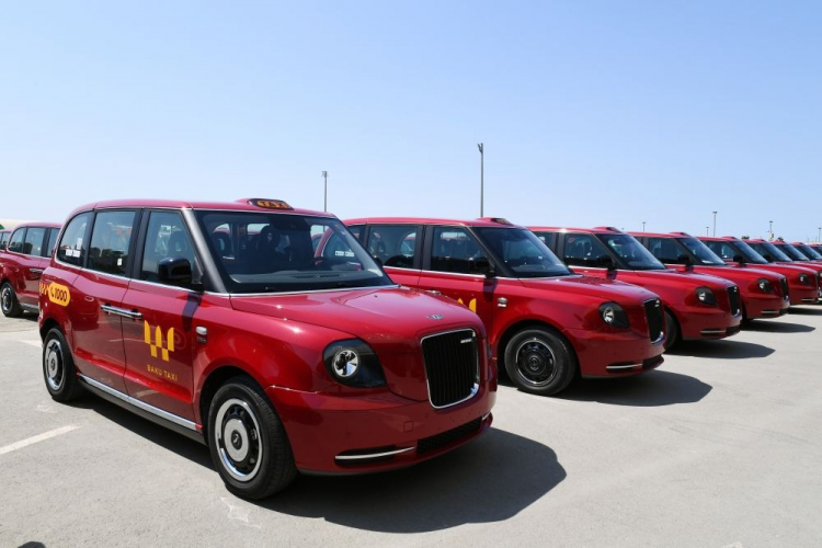 В Баку планируется установка электрозаправок для «лондонских такси»
