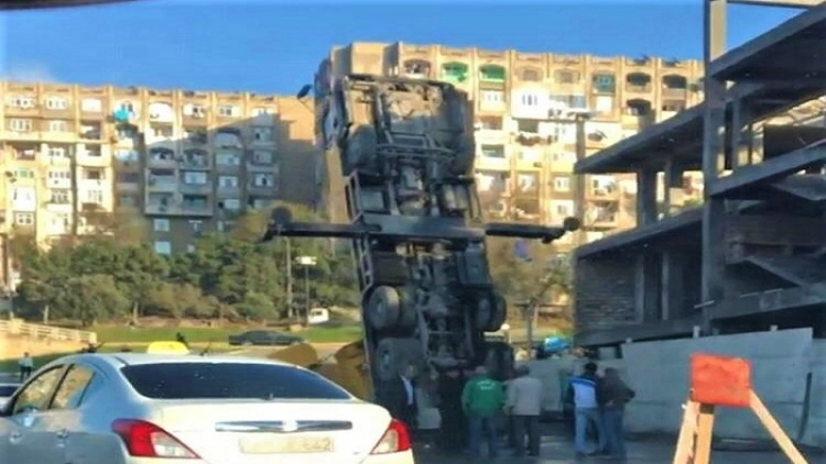 Обрушившийся в Баку башенный кран повредил автомобили - ВИДЕО
