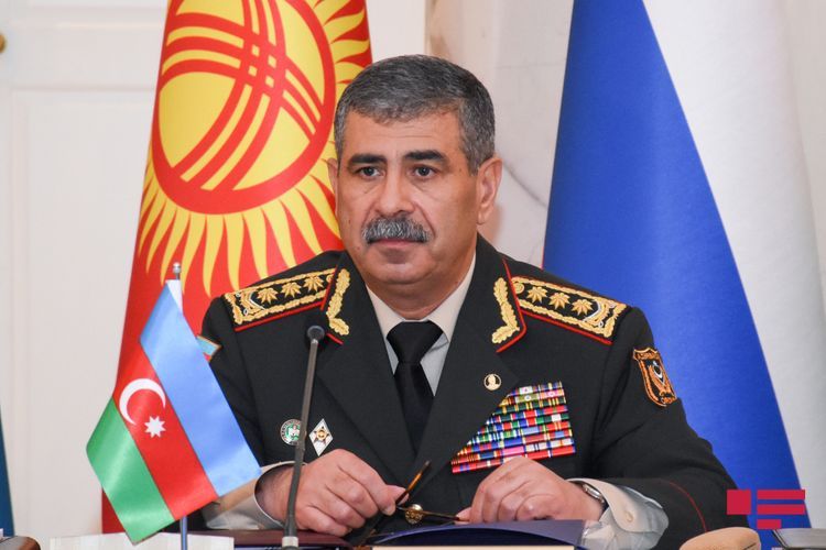 Министр обороны Азербайджана прибыл в Москву 