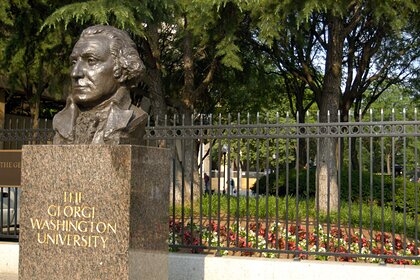 Всю жизнь притворявшуюся темнокожей преподавательницу отстранили от работы
