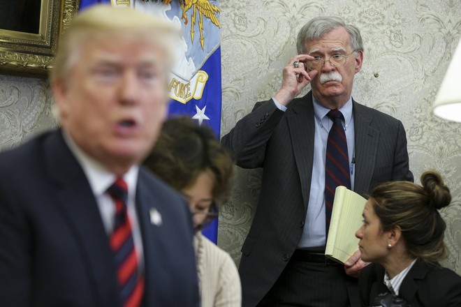 Трамп назвал Болтона придурком из-за слов о письмах Ким Чен Ына