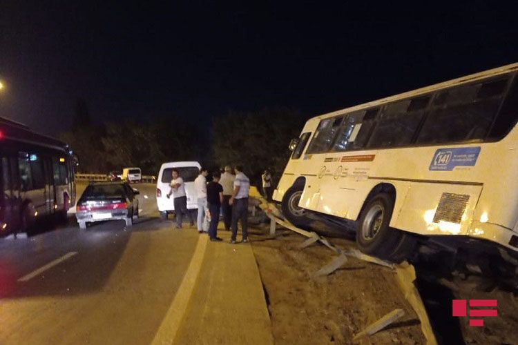 В Баку автобус попал в аварию - ФОТО