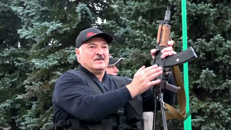 Лукашенко назвал появление с автоматом порывом души